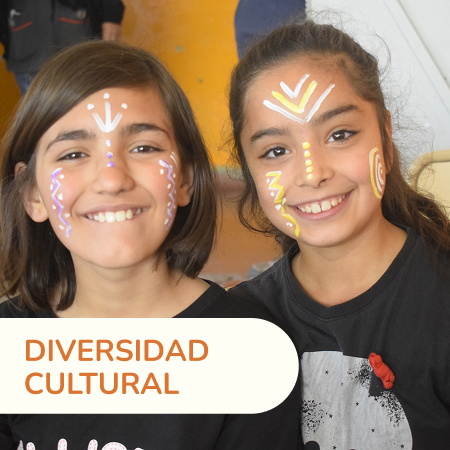 Promovemos espacios donde conviven distintas trayectorias, edades, géneros, orígenes y experiencias. La diversidad cultural se vé reflejada en  nuestras propuestas artísticas y las comunidades que las  protagonizan. La elección de nuestro repertorio musical, las artesanías y la danza revalorizan nuestro patrimonio cultural inmaterial. Creemos que la multiplicidad de miradas potencia la creatividad, fortalece el tejido social y amplía el acceso a los derechos culturales.